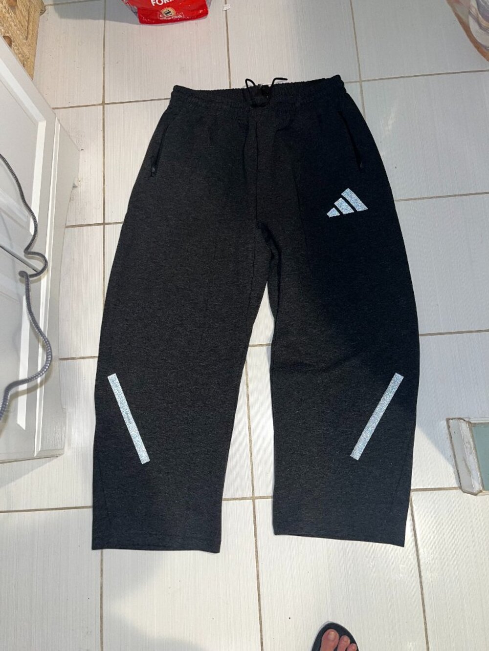 Adidas sweat pants, very heavy, zip pockets xl, nwt retail $110 330G